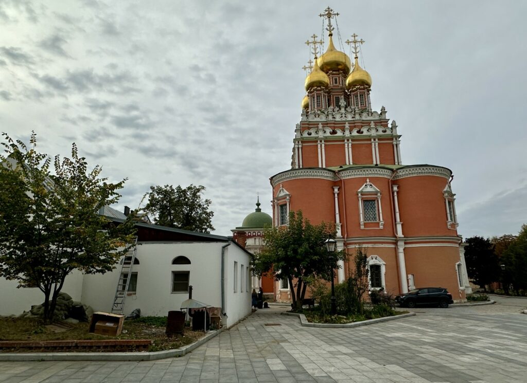 Полянка — Третьяковская: «парк лужковского периода» в Кадашёвской слободе  фото