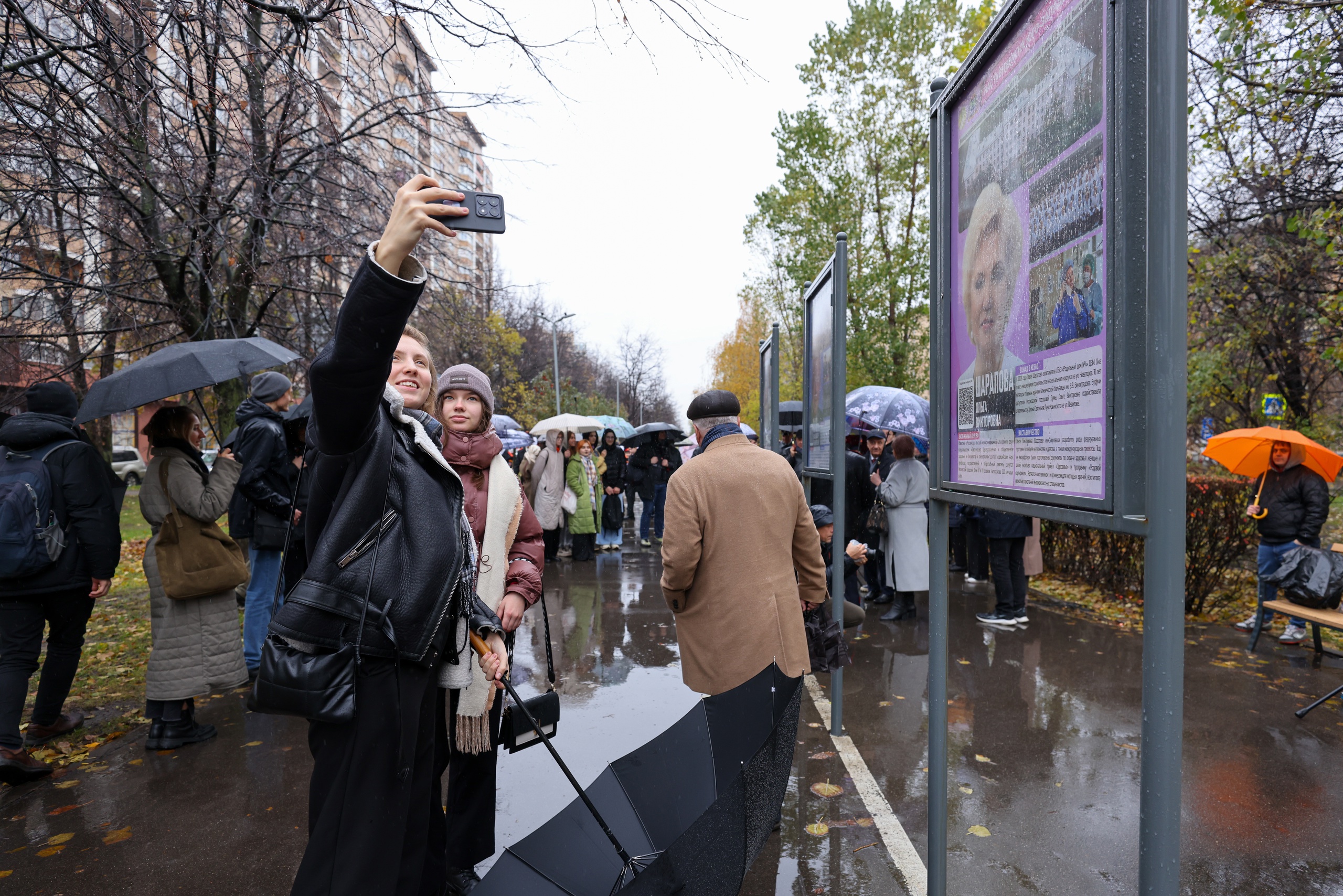 Торжественное открытие новой экспозиции "Аллея наставников" в сквере на Нахимовском проспекте состоялось в ЮЗАО, фото