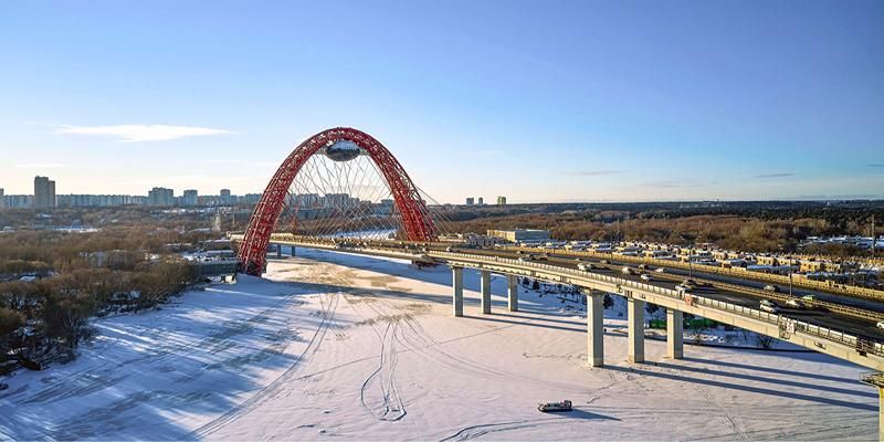 На Живописном мосту монтируют архитектурную подсветку, фото