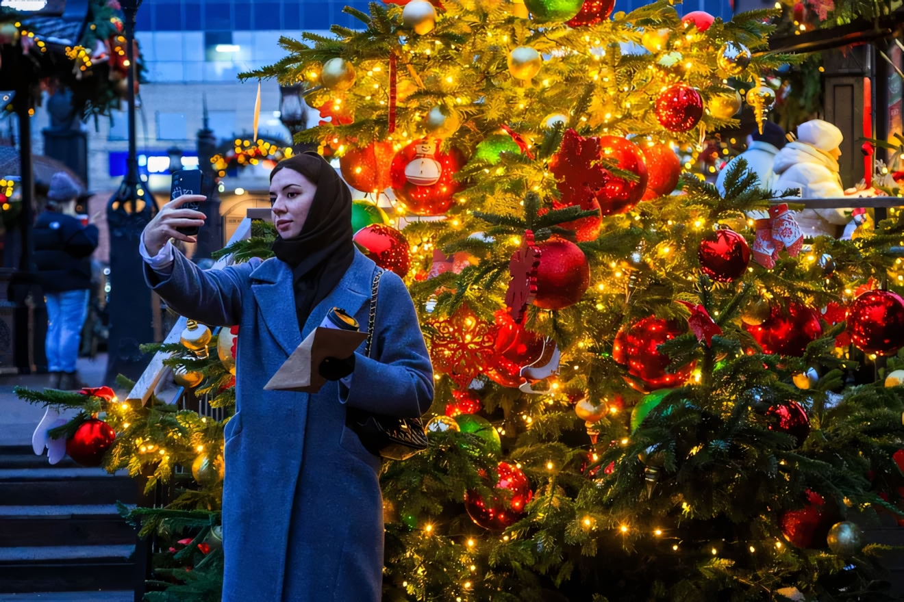 Выставка дизайнерских елок на Кузнецком мосту в Москве