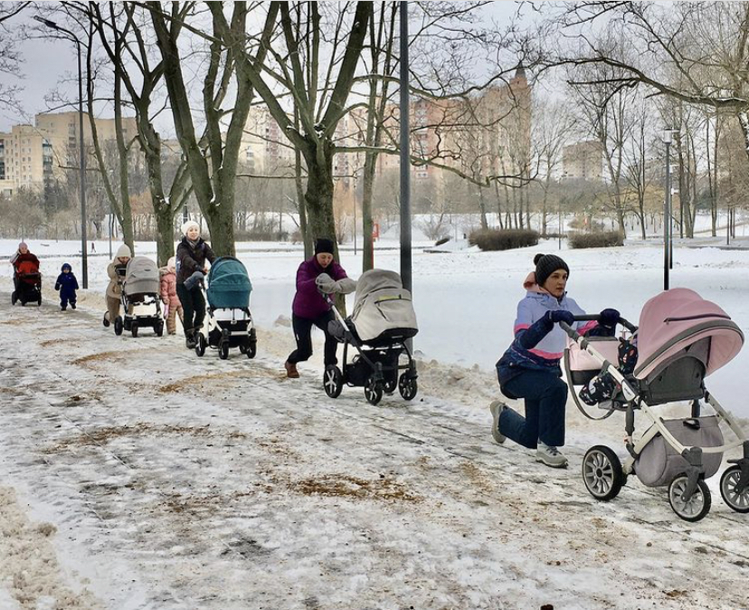 Тренировки для мам с малышами организовали в парке "Ходынское поле", фото