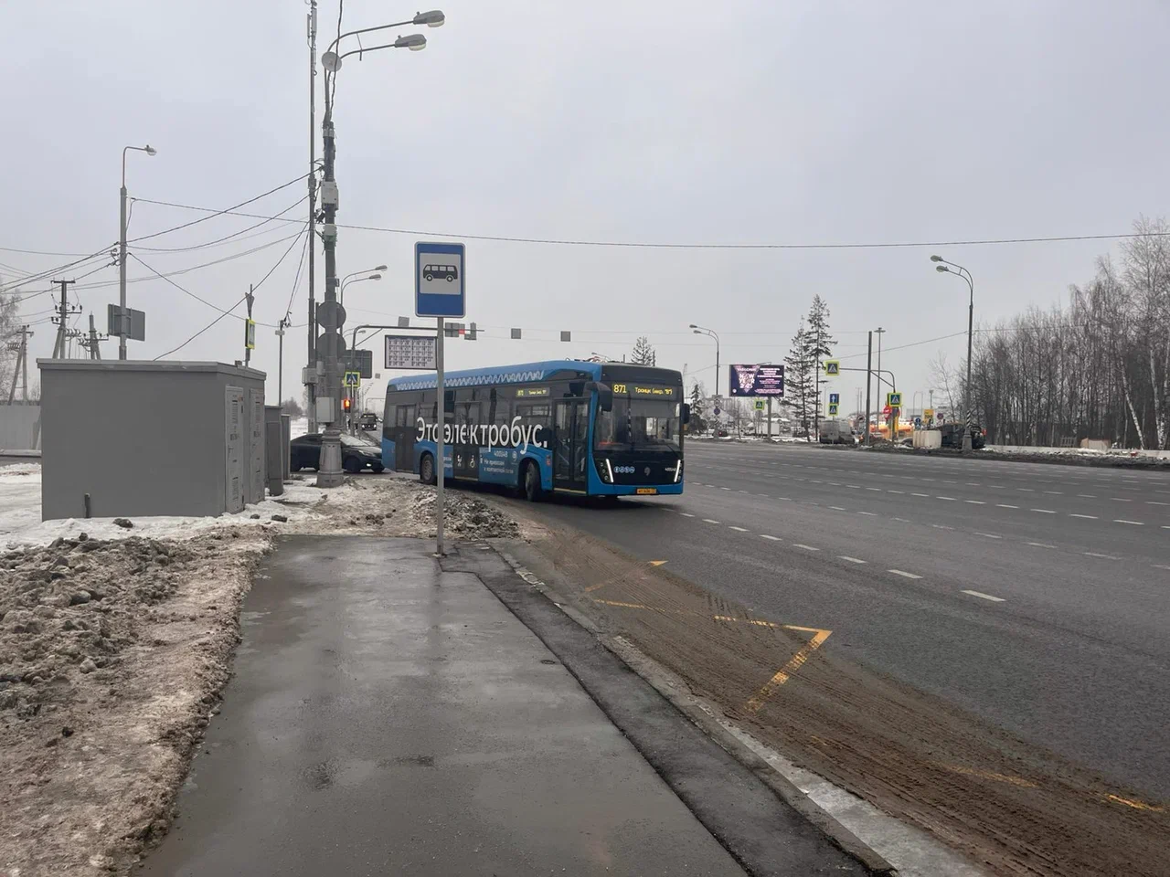 У здания Троицкого суда оборудовали остановку, фото