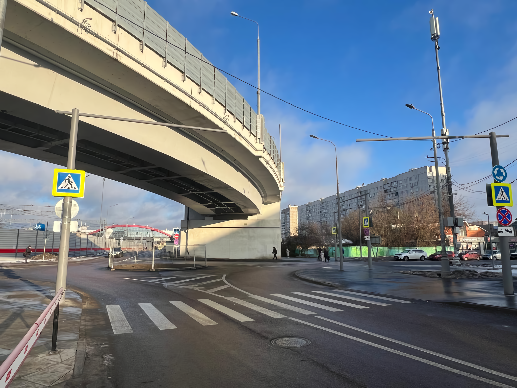 Недалеко от станции МЦД в Щербинке организовали круговое движение, фото