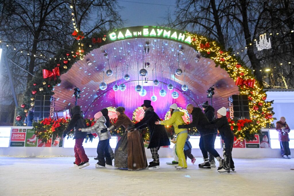 Москвичи могут поучаствовать в балах-маскарадах на льду  фото