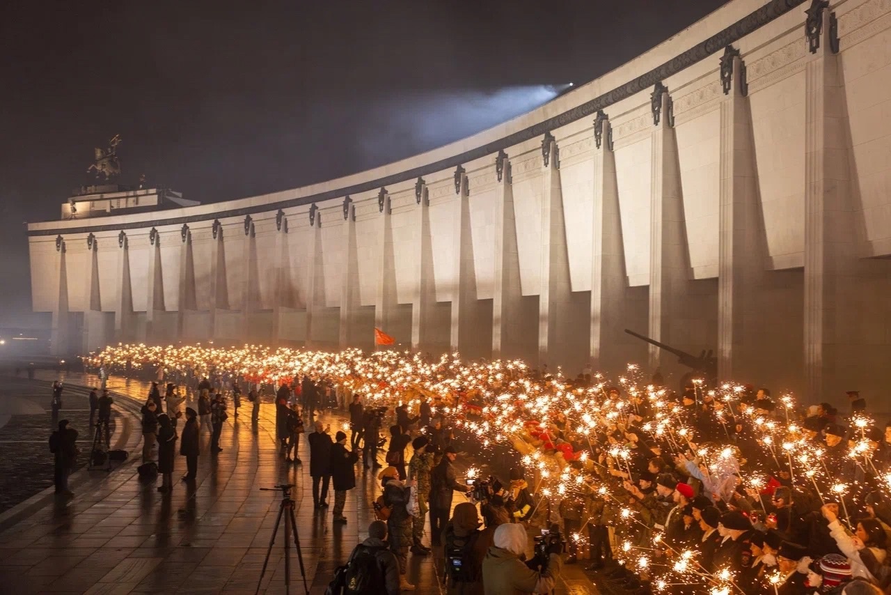 Акция памяти прошла у Музея Победы, фото