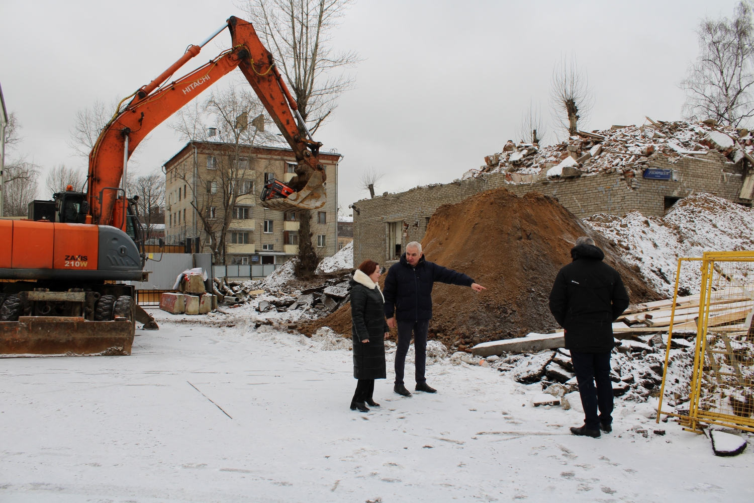 Депутаты проконтролировали снос расселенных домов в Красносельском, фото