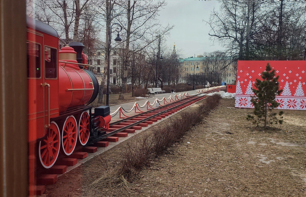 Волшебный поезд в Репинском сквере ждет москвичей и гостей города, фото