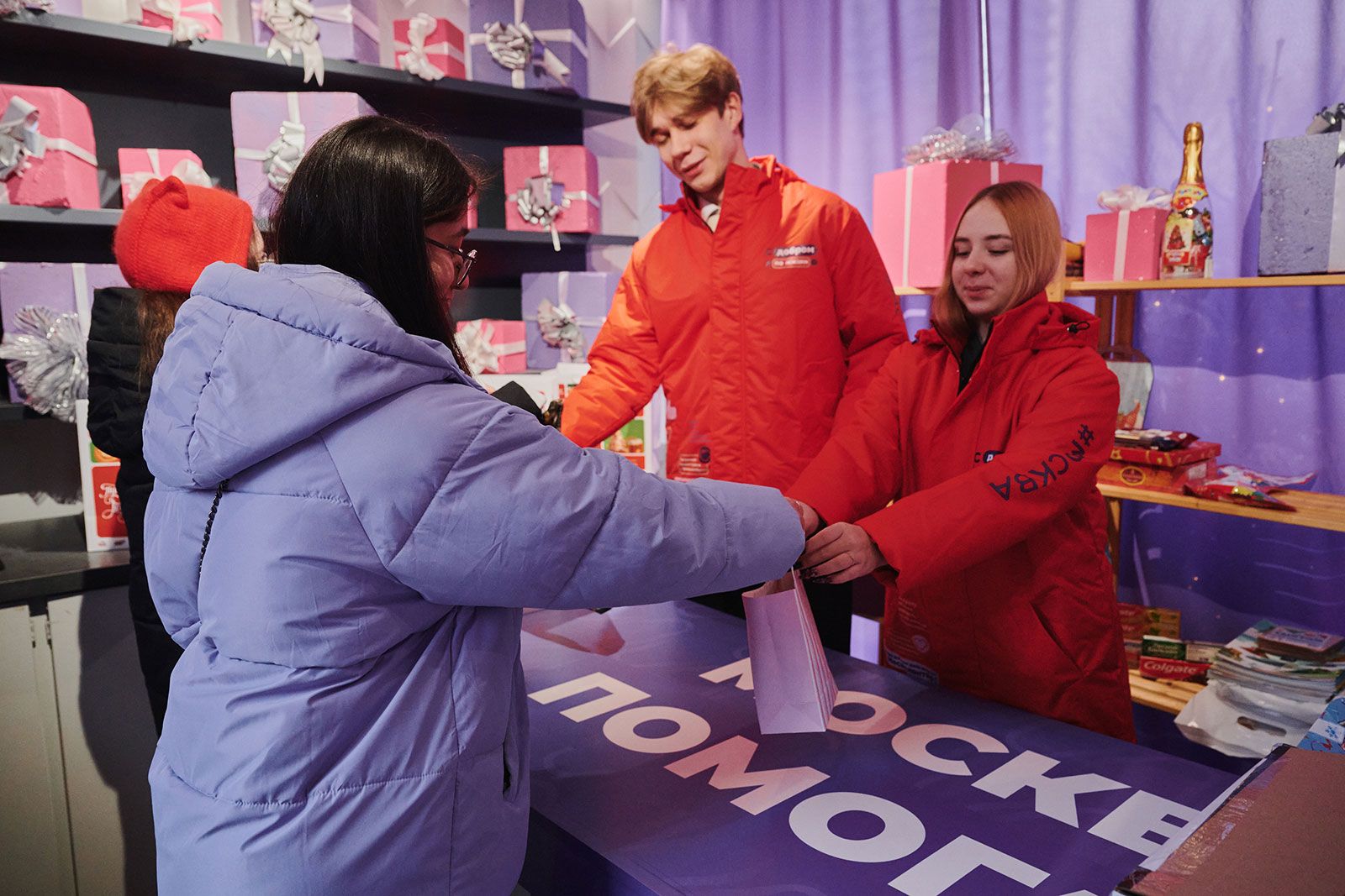 В «Домике добра» на «Бригантине» жители могут передать подарки тем, кто нуждается в поддержке и заботе, фото