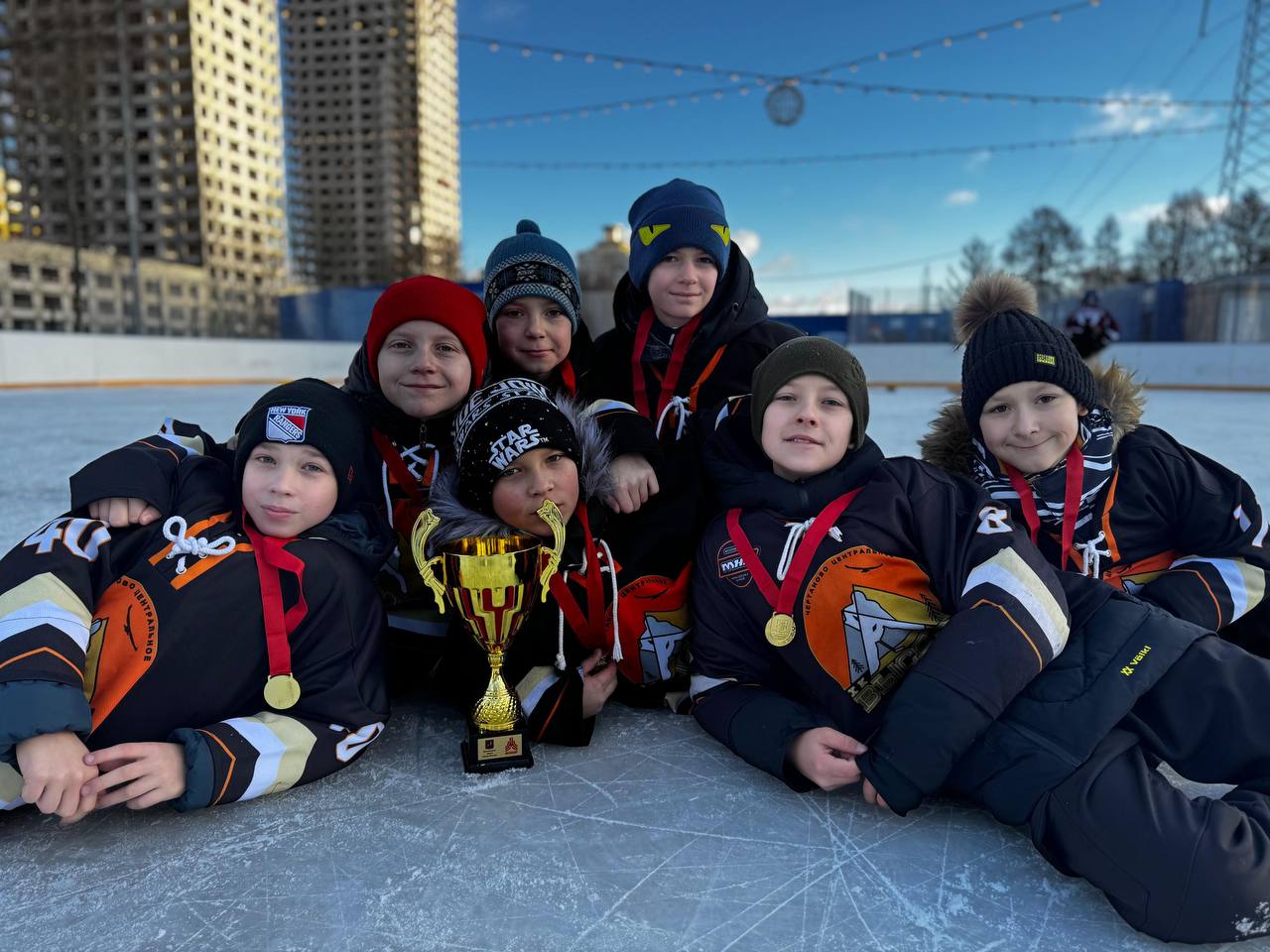 Спортсмены Чертаново Центрального завоевали чемпионский кубок хоккейного турнира, фото