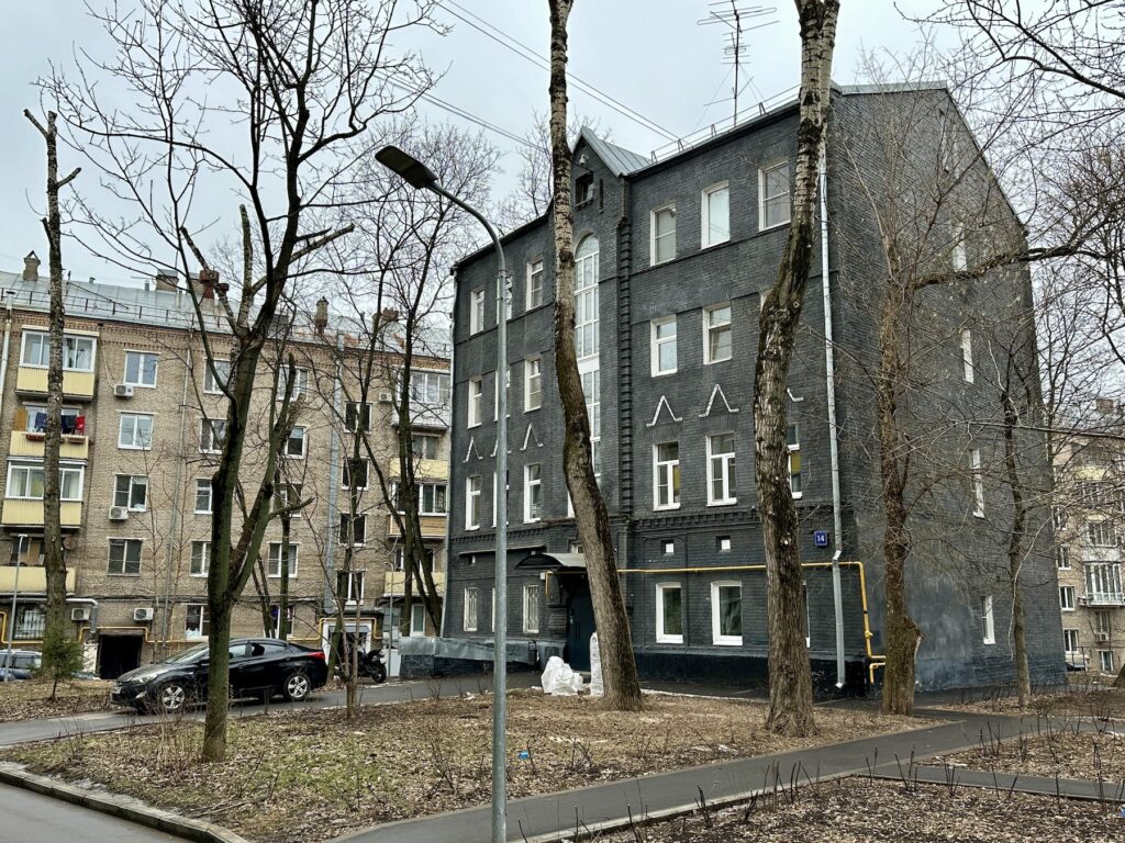 Бауманская — и снова Бауманская: где черный-черный дом Бауманская — и снова Бауманская: где черный-черный дом фото
