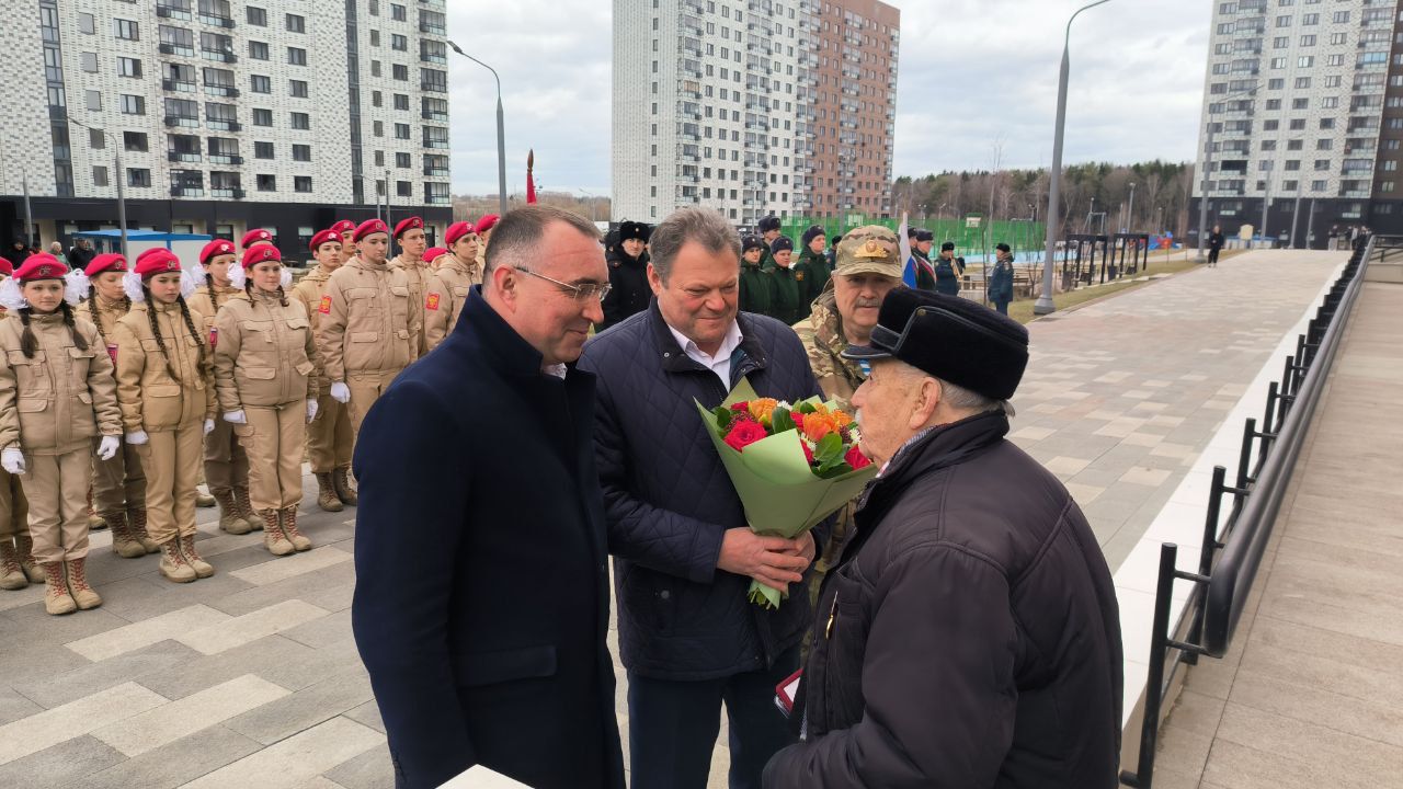 Со столетним юбилеем поздравили жителя Троицка, фото