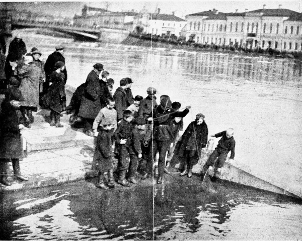 Последняя «большая вода» в столице: как москвичи справились с наводнением 1926 года, спасли людей со льдины и что было сделано после потопа 1931 года  фото