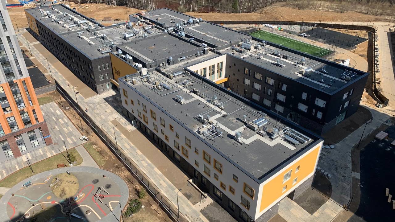 Благоустройство спорткластера в новой школе в Филимонковском районе завершат летом, фото