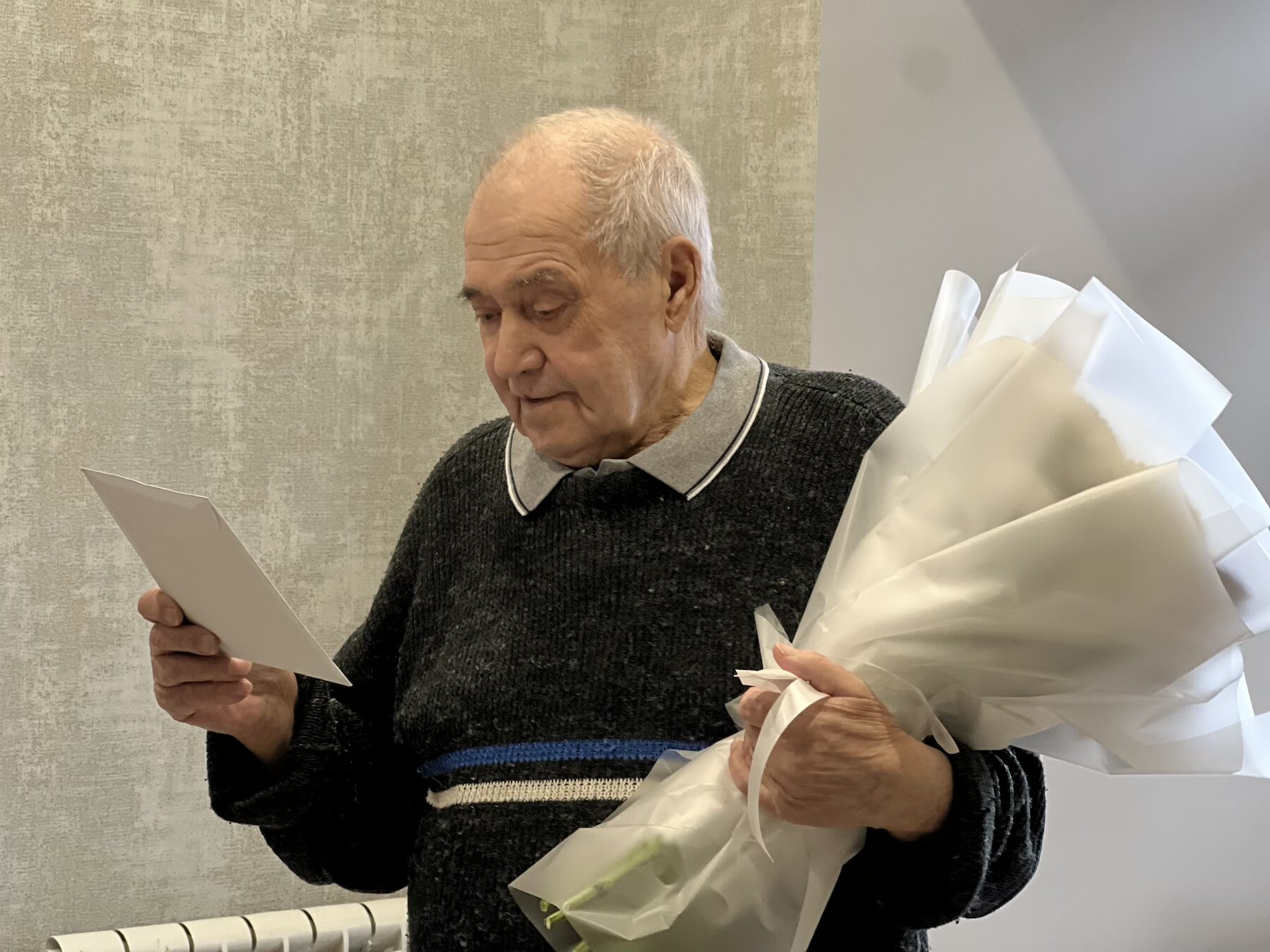 Жителя Щербинки поздравили с 90-летним юбилеем и вручили памятное письмо от президента страны, фото
