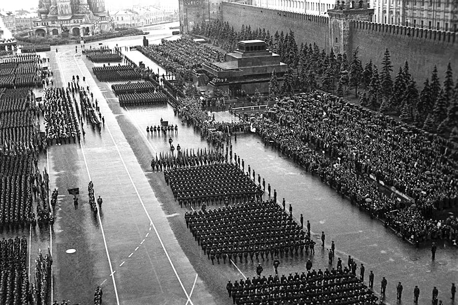 Традиция, которая стала священной: история парадов Победы в Москве от 1945 года до современности Традиция, которая стала священной: история парадов Победы в Москве от 1945 года до современности фото