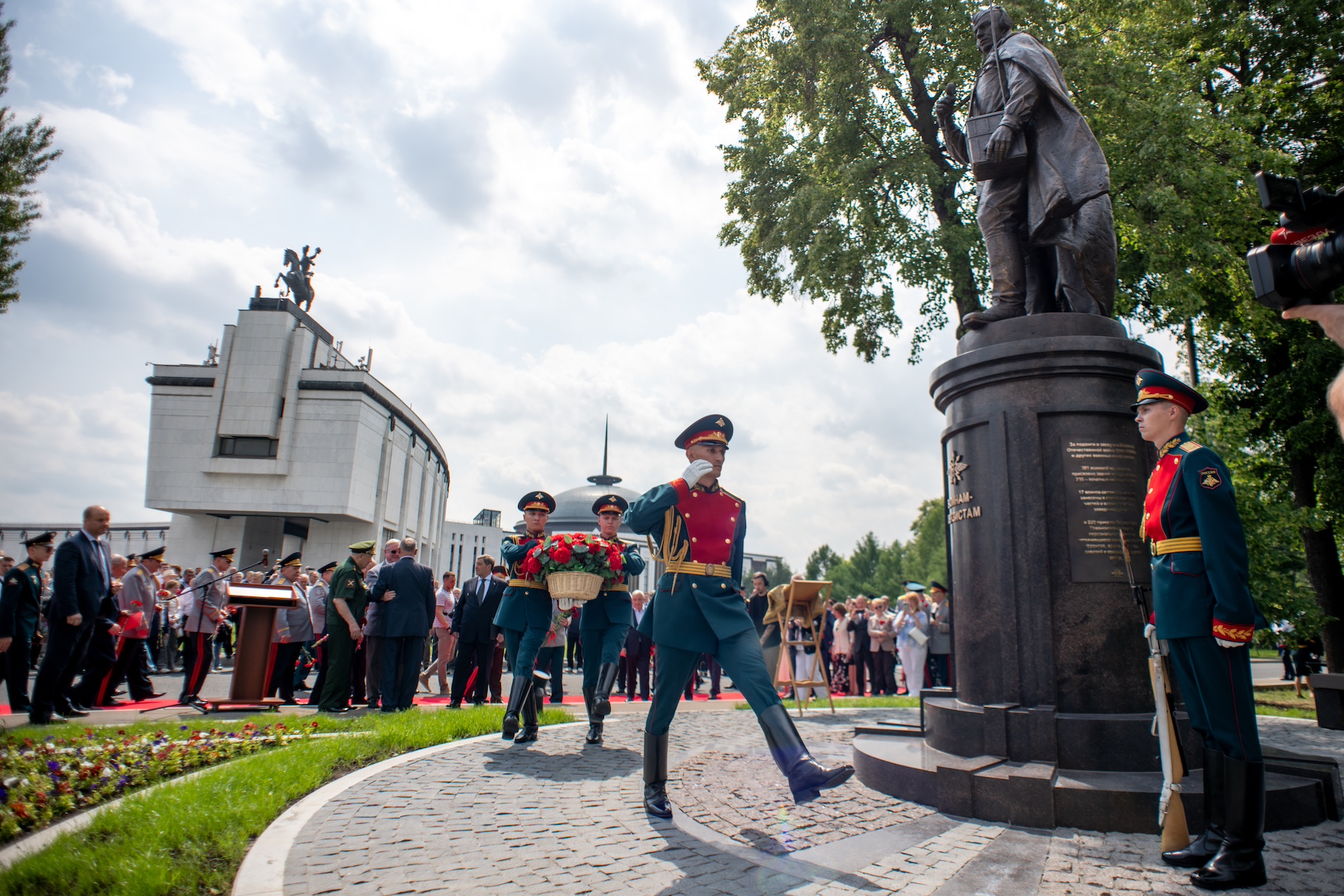 На Поклонной горе появился памятник воинам-связистам, фото