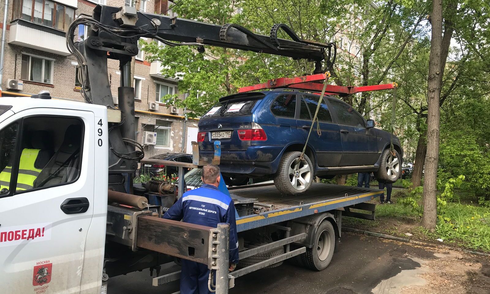 Специалисты выявили более 20 брошенных автомобилей в Гагаринском в этом году, фото