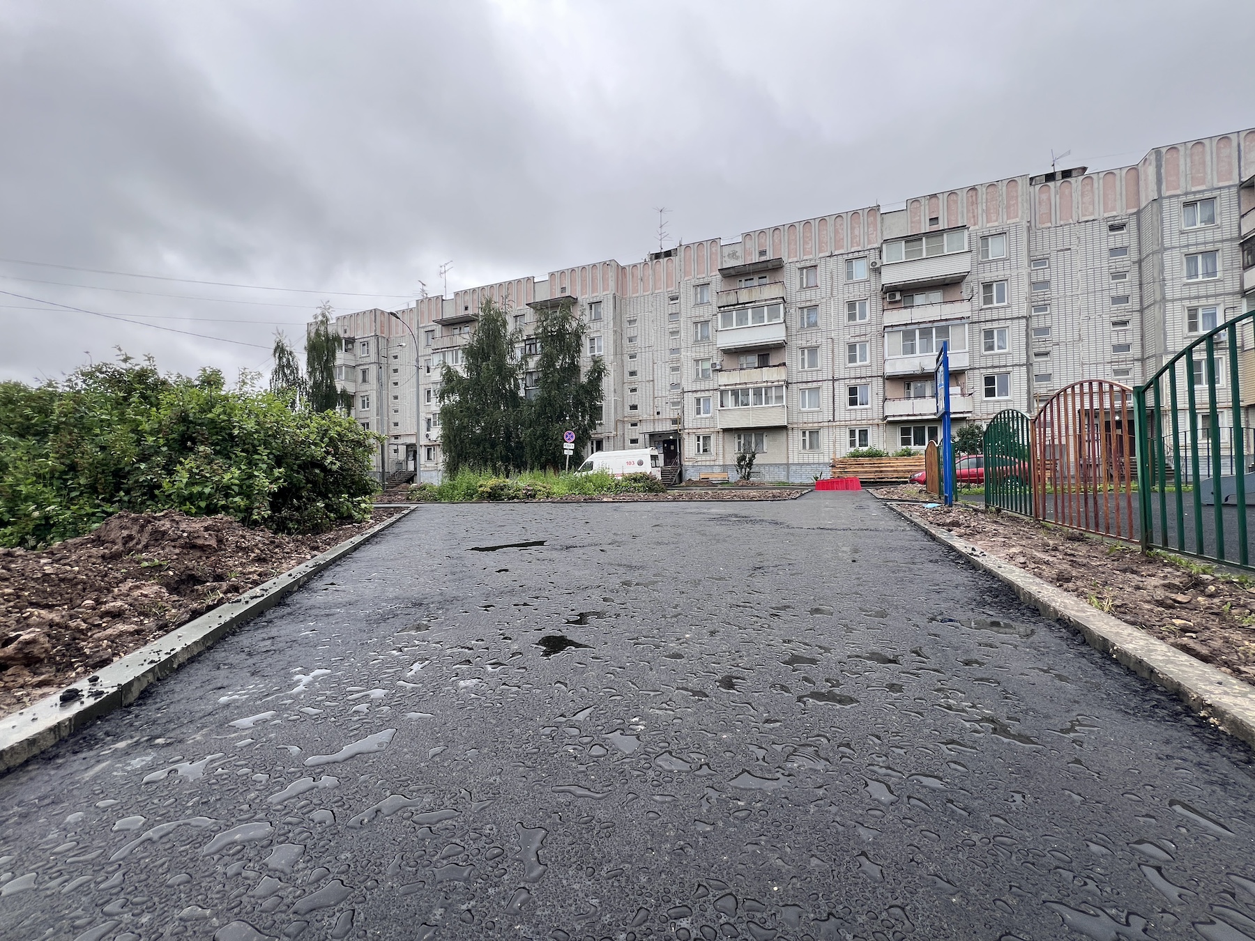 Благоустройство дворов началось в поселке Птичное, фото