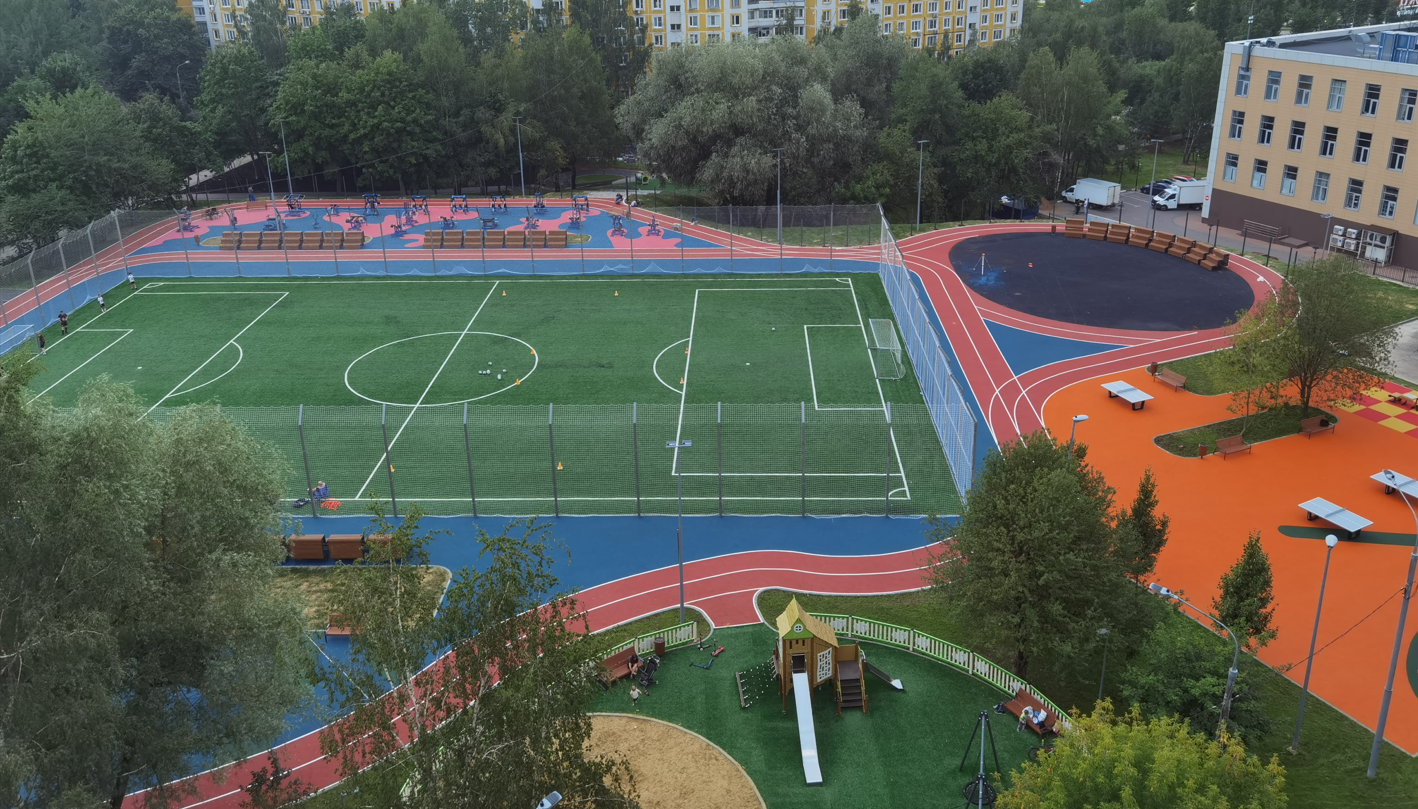 Специалисты благоустроят 14 детских площадок в Ясенево в этом году, фото