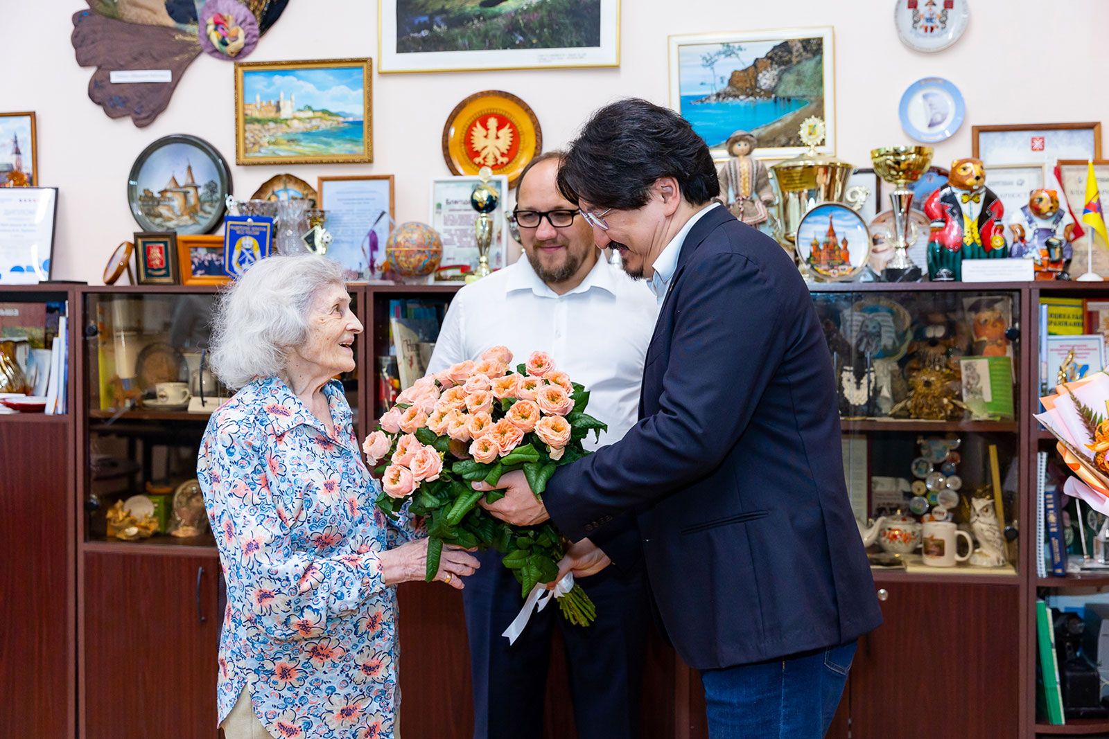 Собянин поздравил учителя Элеонору Андрееву с 90-летием, фото