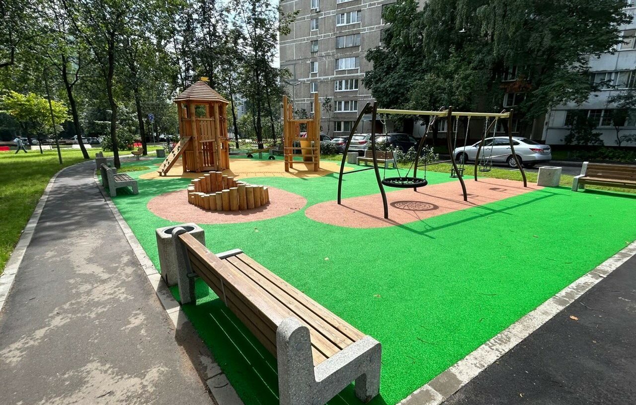Детскую площадку открыли в Отрадном после благоустройства, фото
