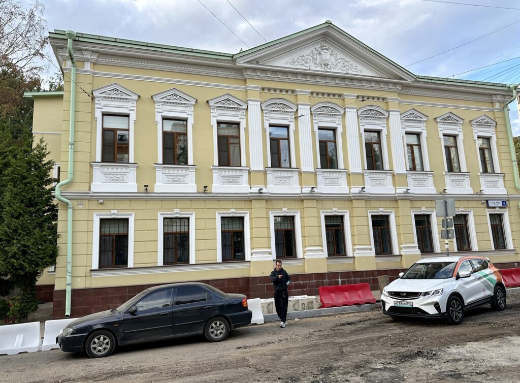 Марксистская — Пролетарская: «Воронцы», «полуторка» и «рабочий с мобильником»  фото