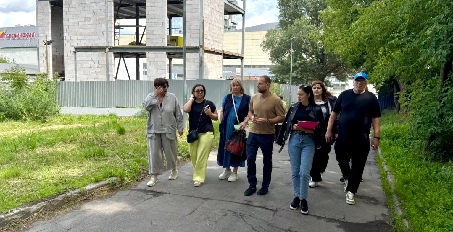 Специалисты выполнили более 130 поручений по итогам обходов территории в Донском районе, фото