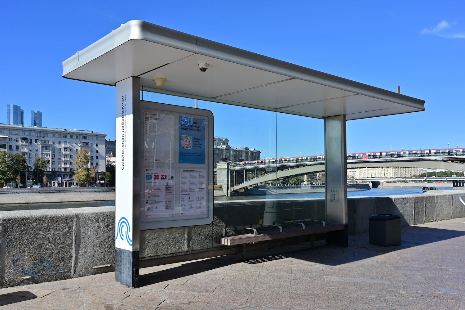 Москвичи смогут следить за прибытием транспорта через QR-коды на остановках, фото