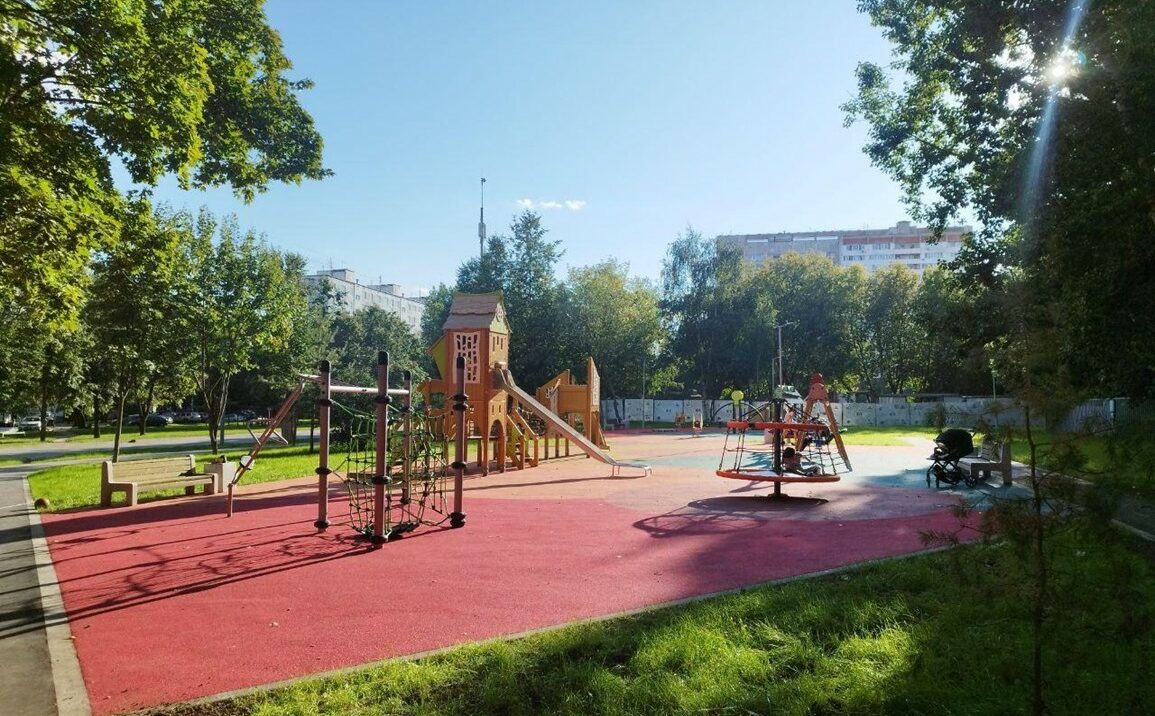 Современная детская площадка открылась в Отрадном, фото
