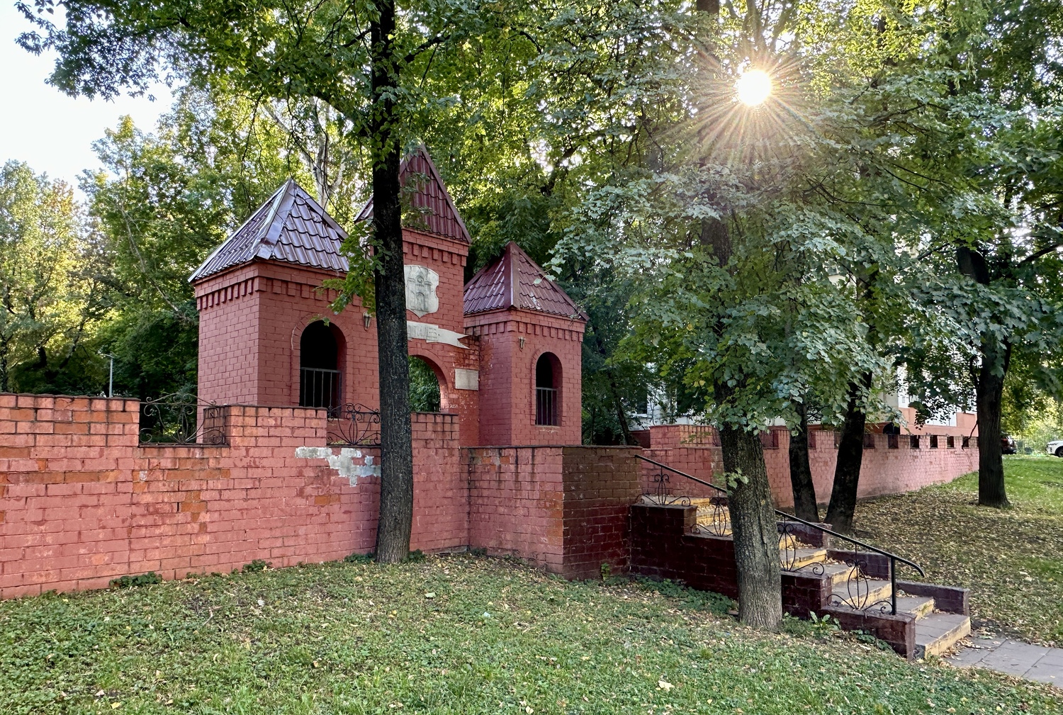 Семеновская — Партизанская: кролик с часами у владимирских Золотых ворот, фото