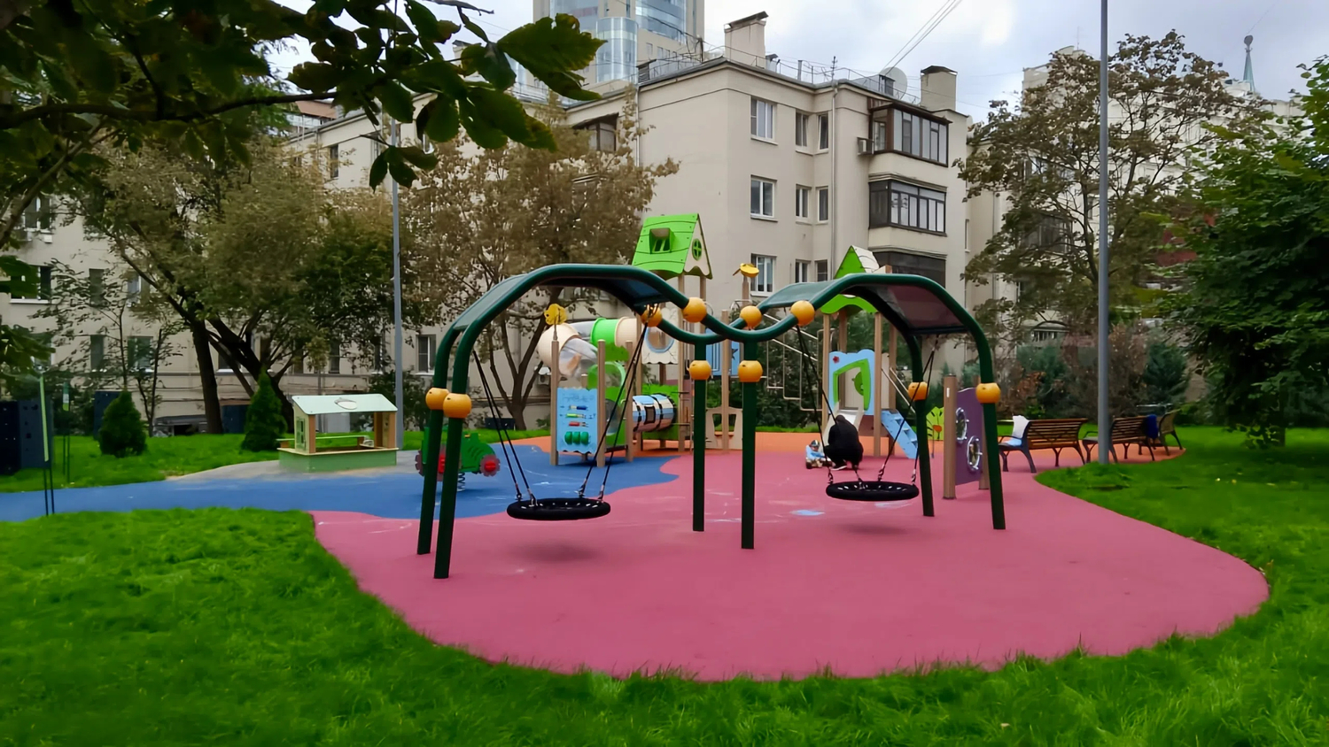 Специалисты завершили благоустройство квартала в Красносельском, фото