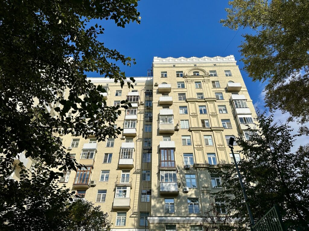 Семеновская — Партизанская: кролик с часами у владимирских Золотых ворот  фото