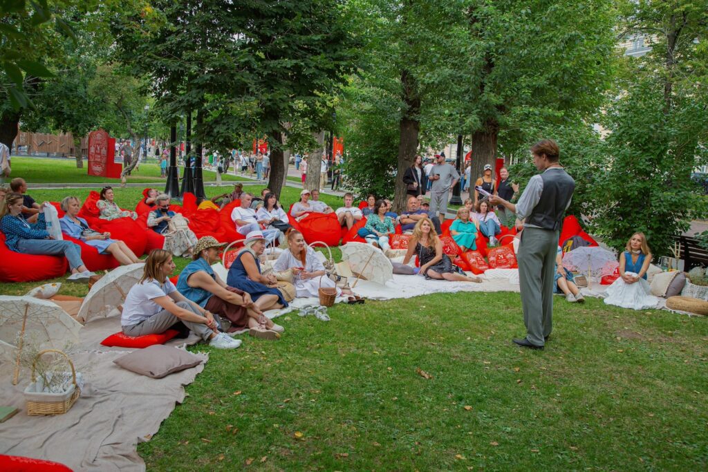 Смех сквозь время: на Сретенском бульваре 12 сентября молодые артисты переосмыслят Чехова Смех сквозь время: на Сретенском бульваре 12 сентября молодые артисты переосмыслят Чехова фото