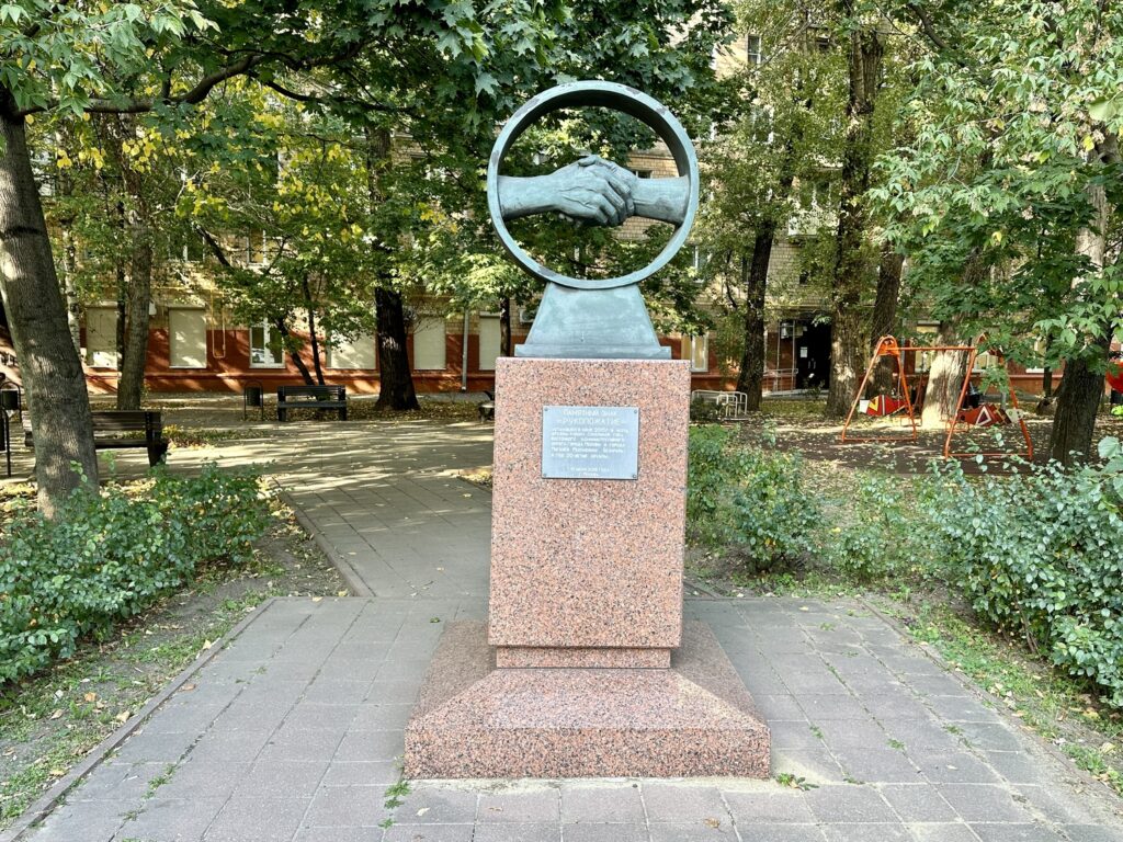 Семеновская — Партизанская: кролик с часами у владимирских Золотых ворот  фото