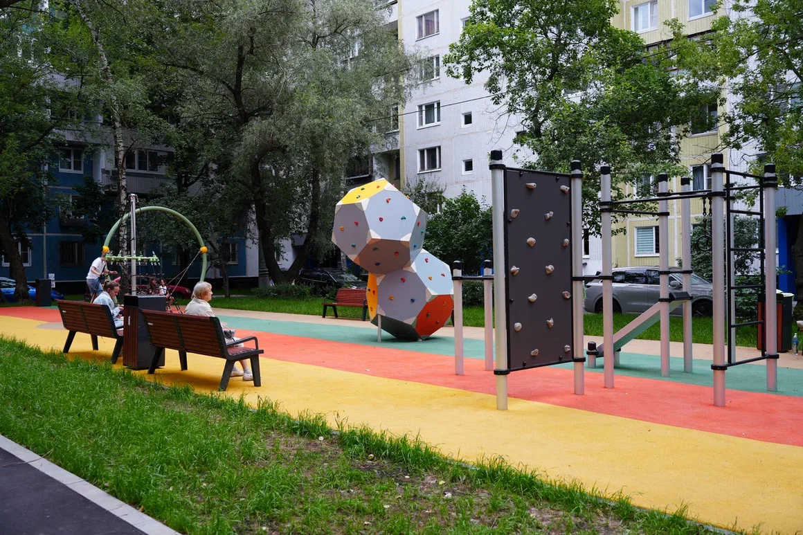 Более 130 дворов благоустроили в СЗАО, фото