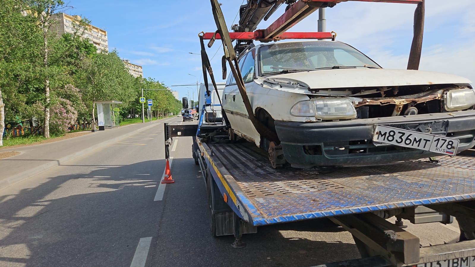 Более 25 брошенных автомобилей эвакуировали в Теплом Стане с начала года, фото