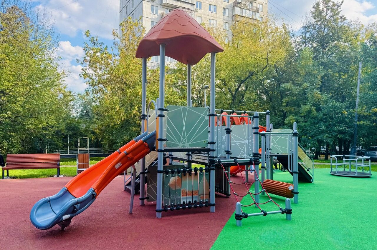 Специалисты обновили детские площадки в Царицыно, фото