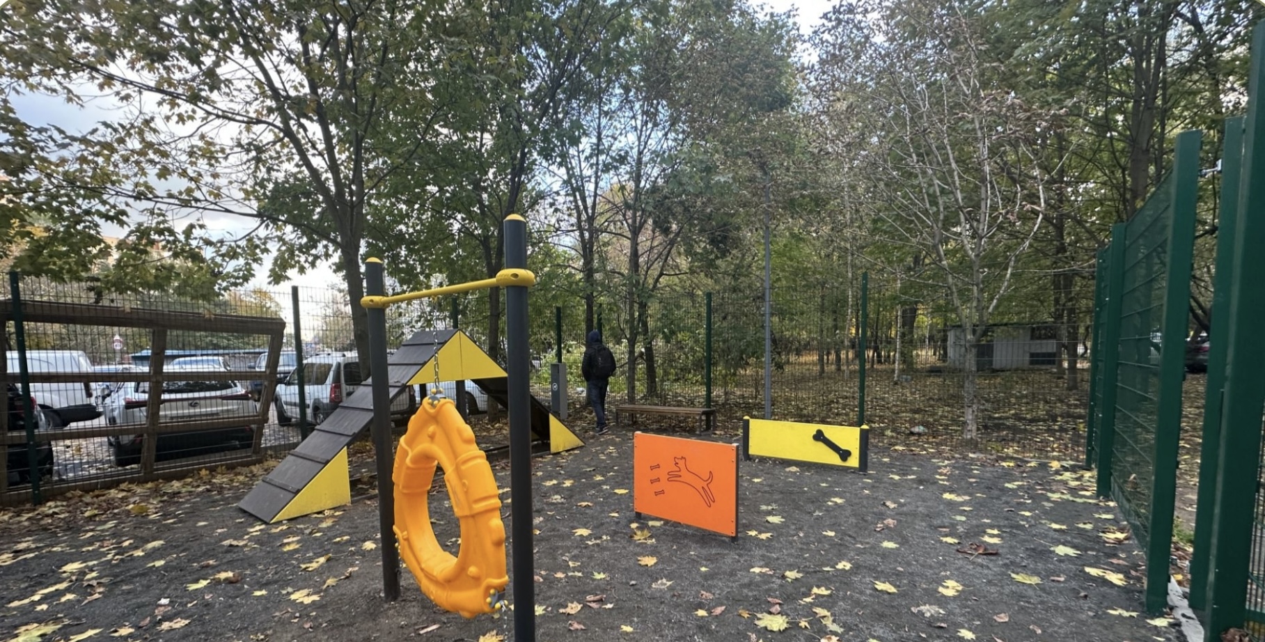Обновленная площадка для выгула собак открылась в Ломоносовском, фото