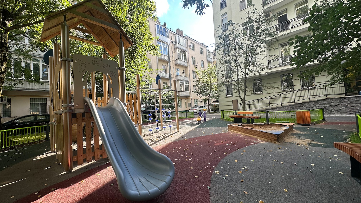 Дворовые территории возле нескольких домов в Мещанском районе благоустроили, фото