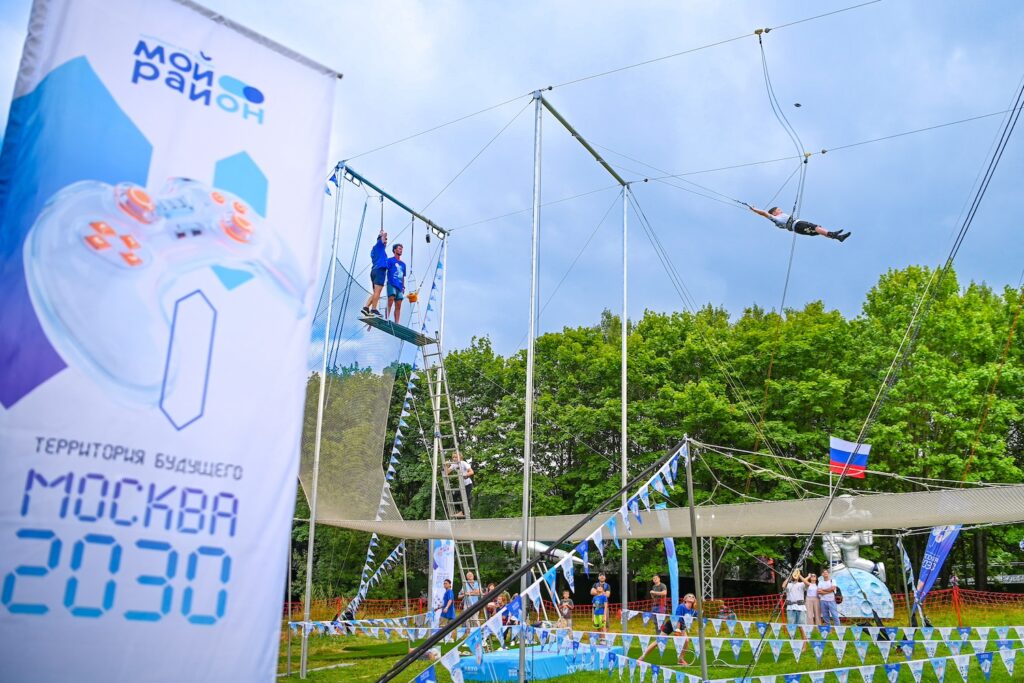 Выше только облака: в День города профессиональные гимнасты научат москвичей летать  фото