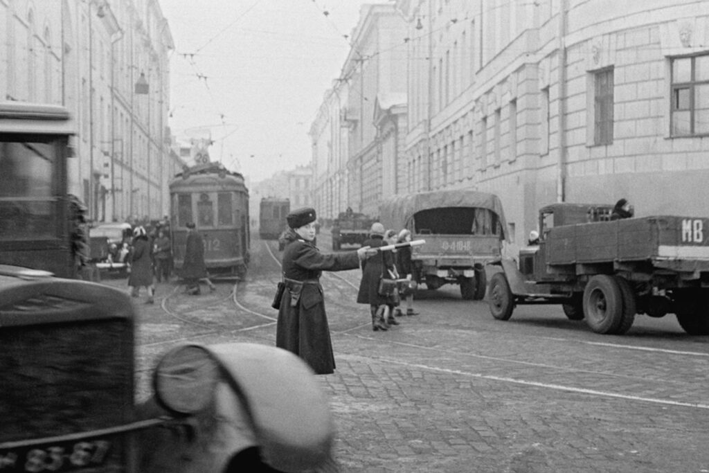 Агитация на вагонах, давка внутри салона и непростое время Великой Отечественной: история московского трамвая в первые советские десятилетия  фото