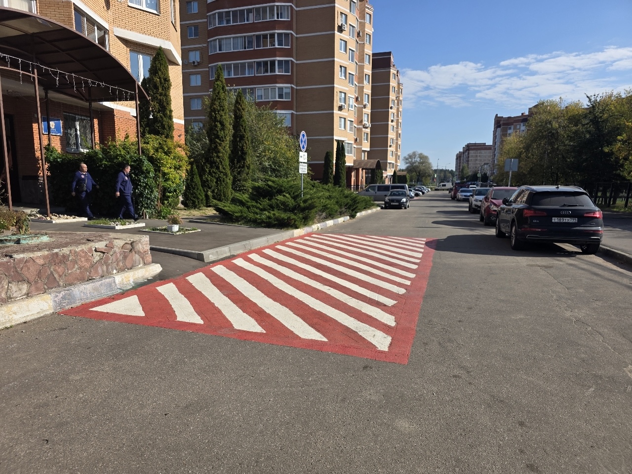 Рабочие обновили разметку площадок для спецтехники в Краснопахорском районе, фото