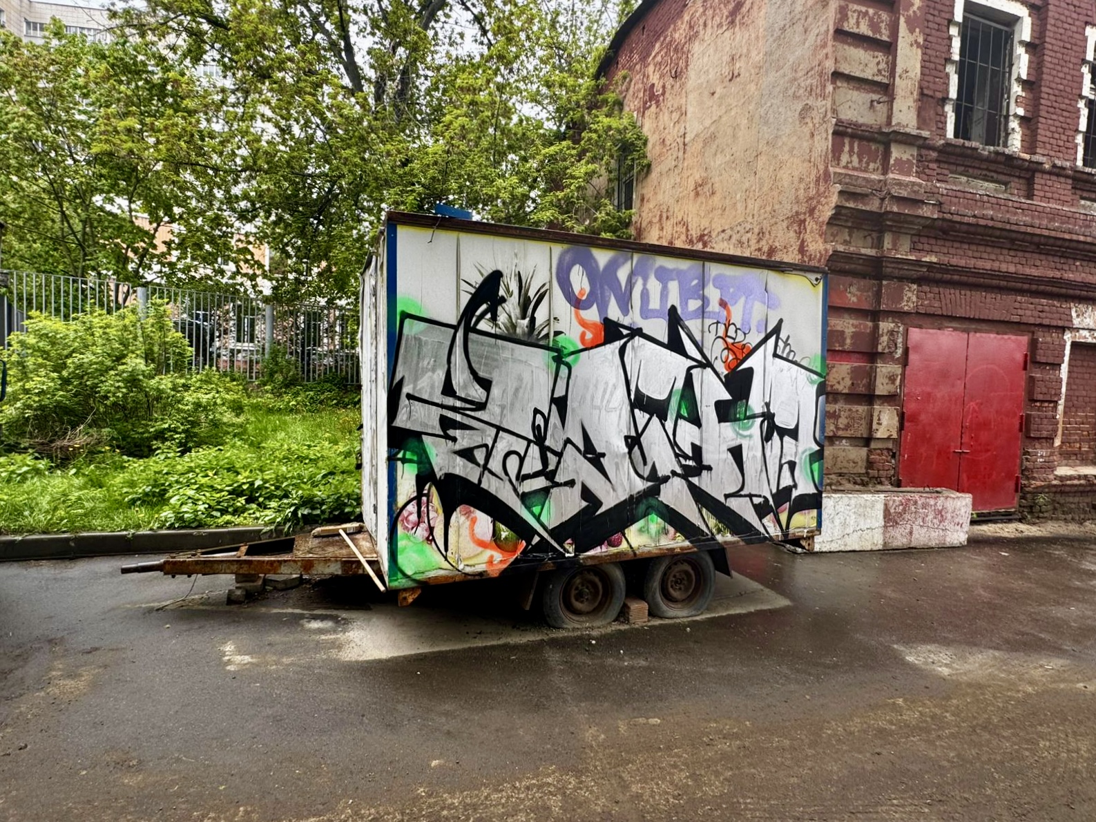 Более 10 брошенных автомобилей зафиксировали в Красносельском в сентябре, фото