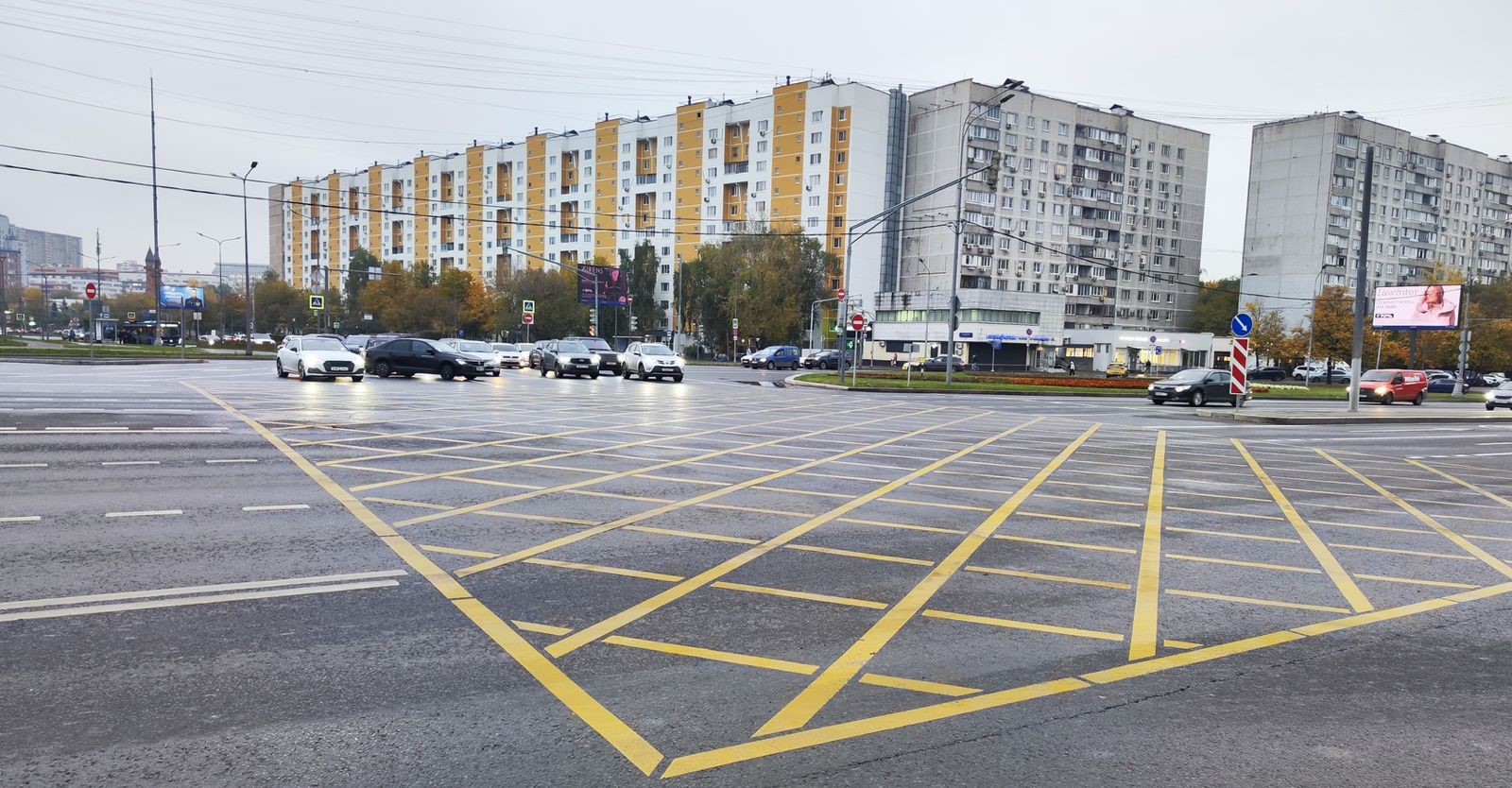 «Вафельная» разметка появилась на перекрестке двух улиц в Отрадном, фото