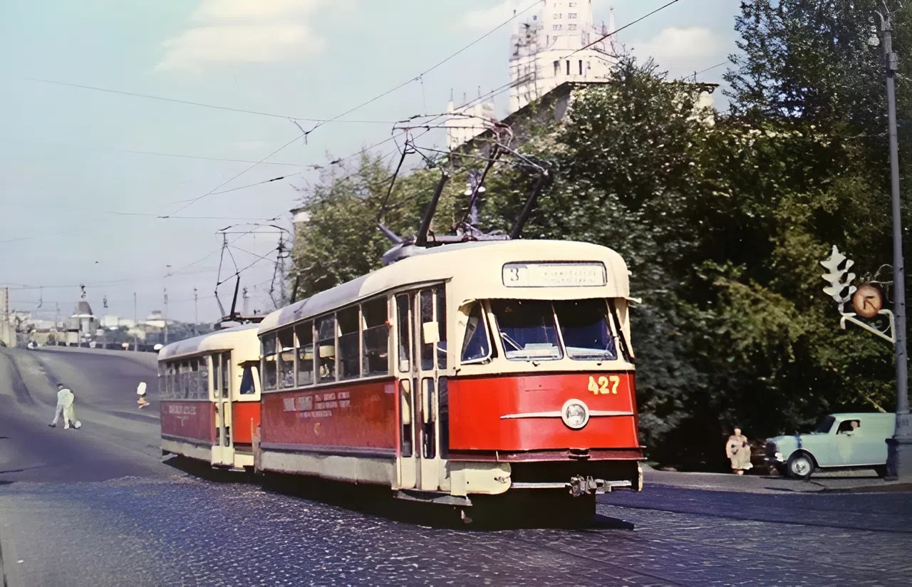 Трамвай Tatra T2 на московской улице, 1971 год