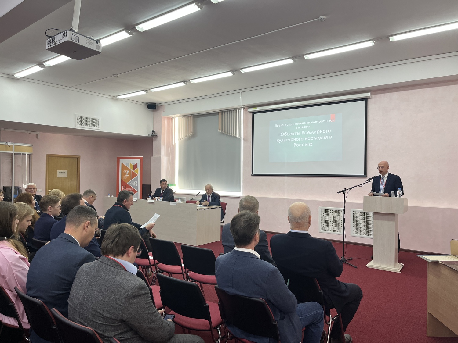 Выставку об объектах всемирного наследия открыли в Басманном районе, фото
