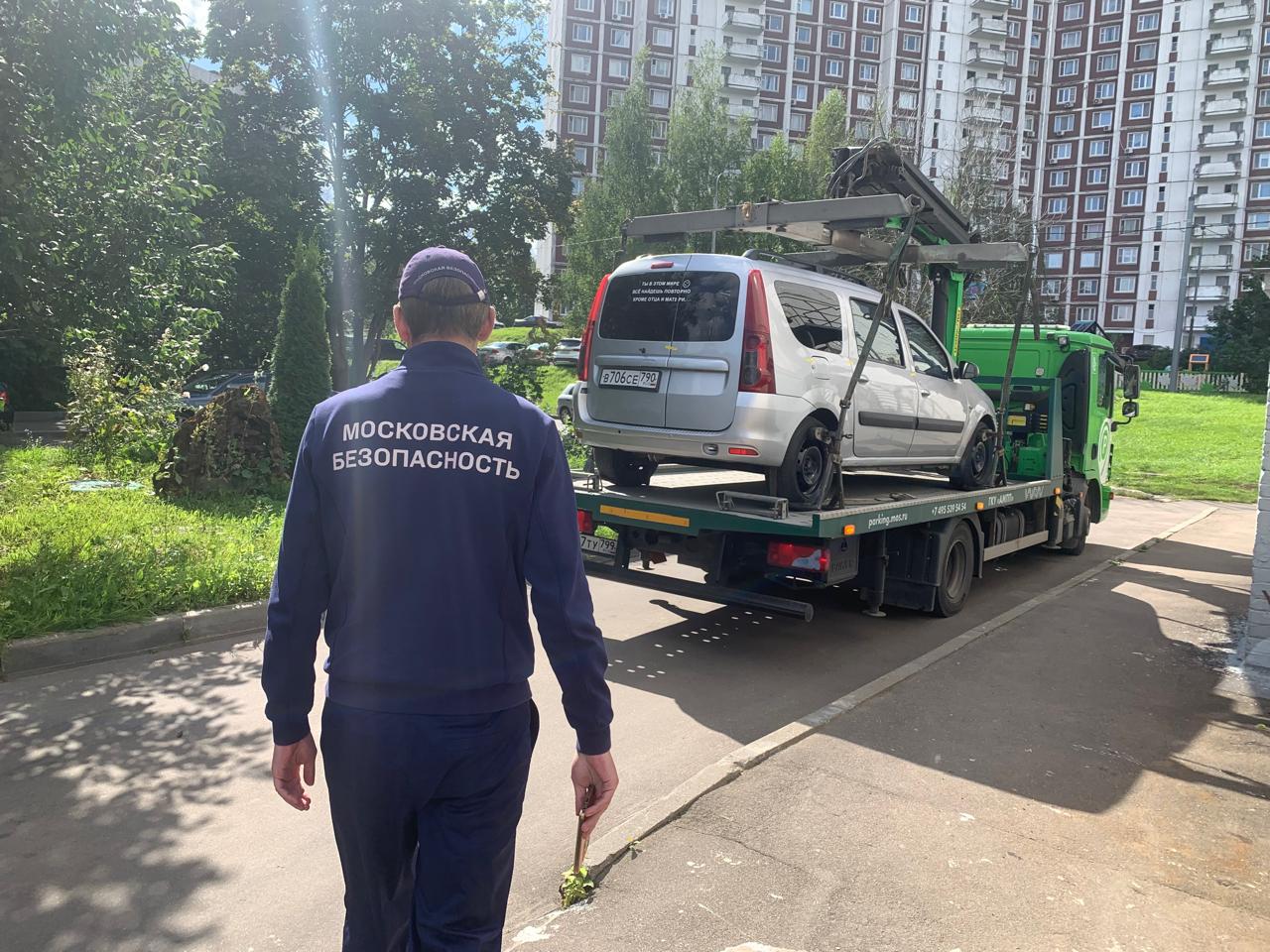 Специалисты выявили более 100 брошенных автомобилей в Ломоносовском с начала года, фото