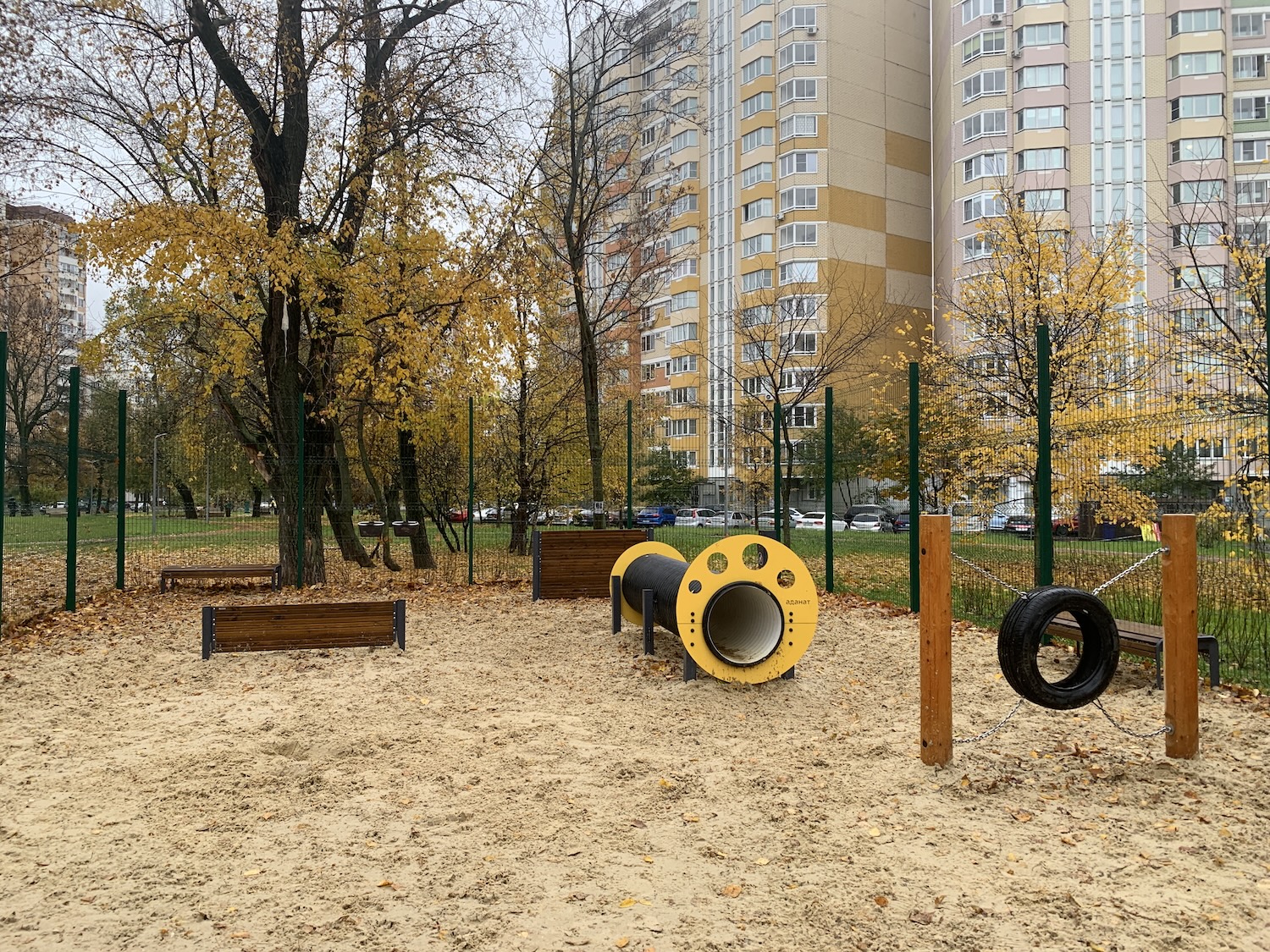 Новая площадка для выгула собак появилась в Бескудниковском, фото