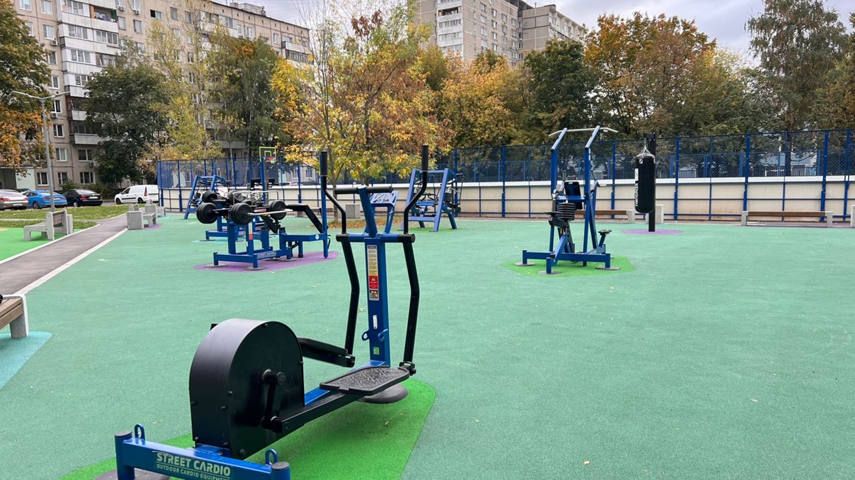 Две новые тренажерные площадки для занятий спортом обустроили в Отрадном, фото