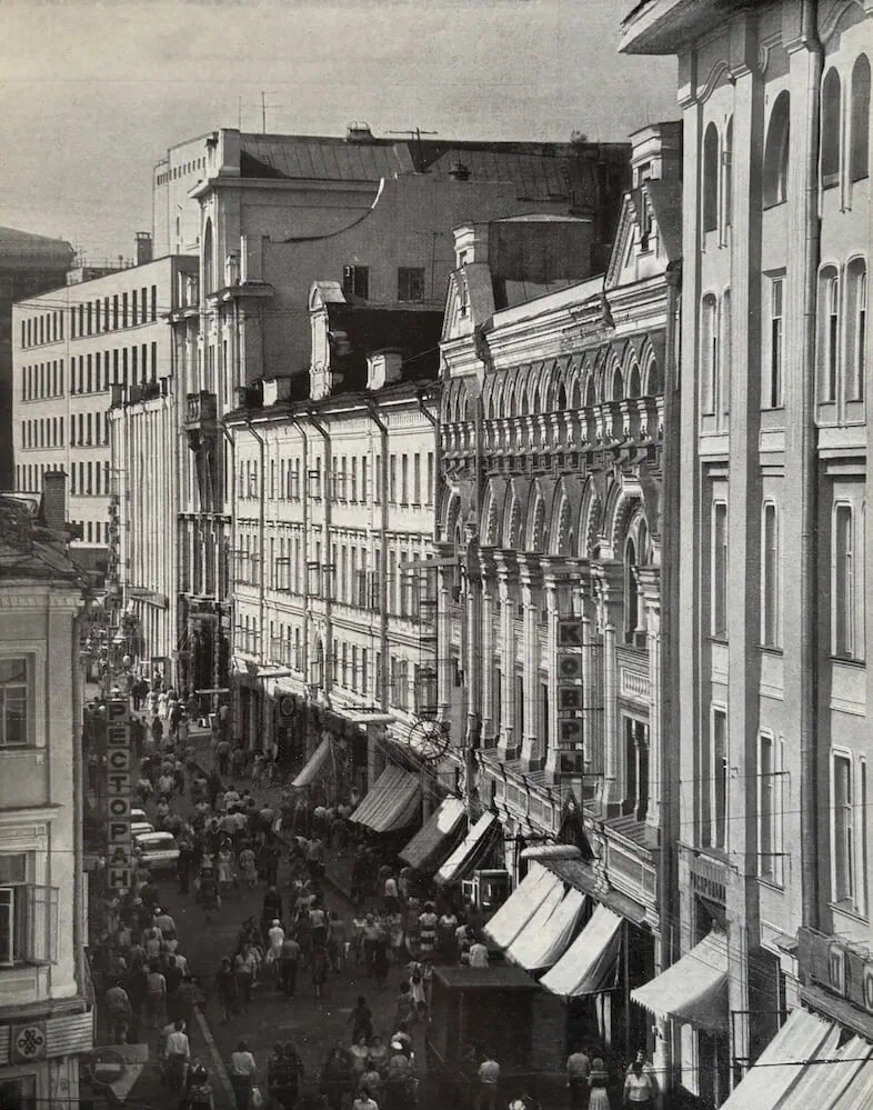 Роскошная «Чародейка», ряды сушуаров и автоматы с духами: как работали московские парикмахерские в советское время?  фото